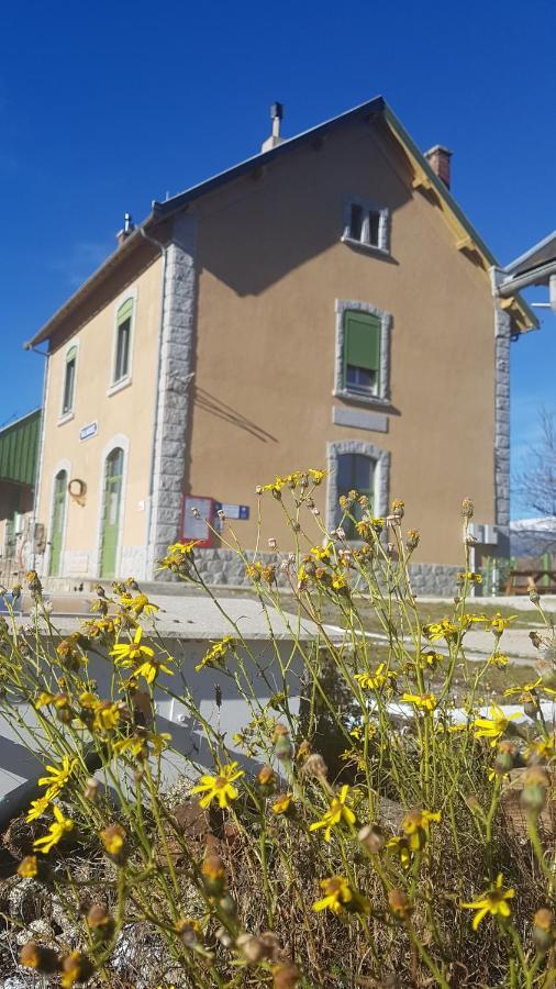 Loft Mansarde Du Train Jaune Avec Vue Sur Les Montagnes Saillagouse Kültér fotó